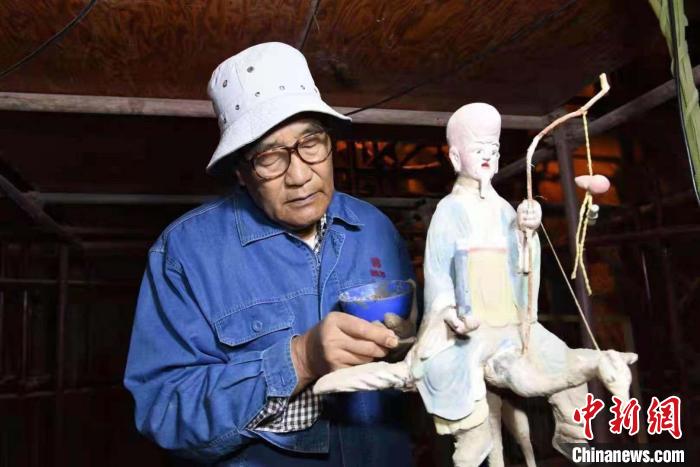 爺爺李云鶴正在修復敦煌彩塑?！±顣匝蠊﹫D