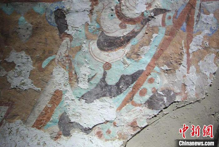 李曉洋與爺爺李云鶴對莫高窟遭遇地仗酥堿病害的壁畫進行修復?！±顣匝蠊﹫D