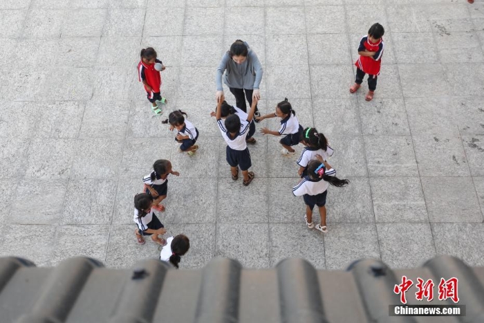 全國(guó)多地中小學(xué)迎來(lái)開(kāi)學(xué)季