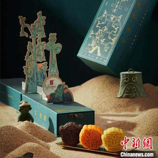 三星堆月餅禮盒?！∪嵌巡┪镳^景區(qū)管委會(huì)產(chǎn)業(yè)發(fā)展部供圖