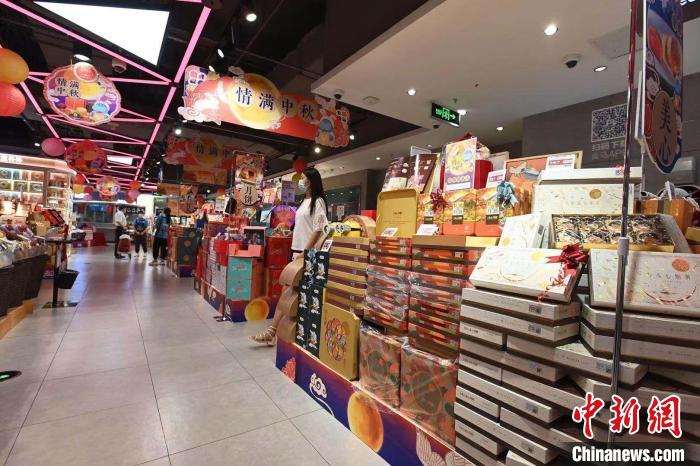 一年一度的“月餅大戰(zhàn)”再次打響?！“苍?攝