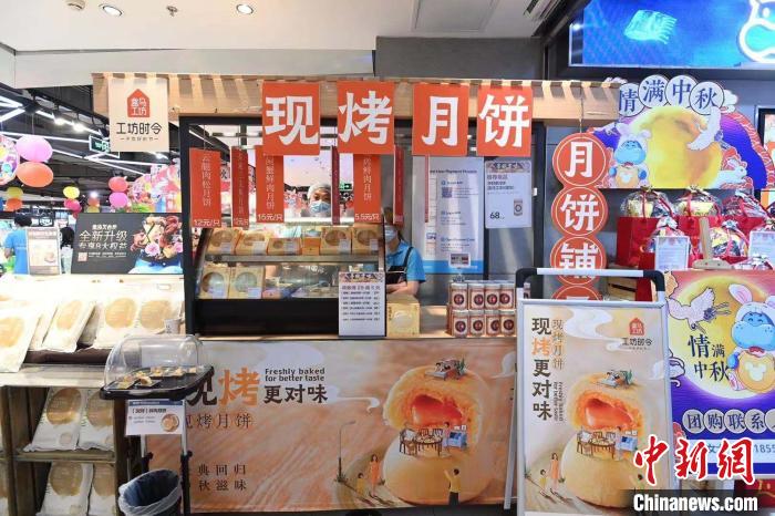 商家推出現(xiàn)烤月餅。　安源 攝