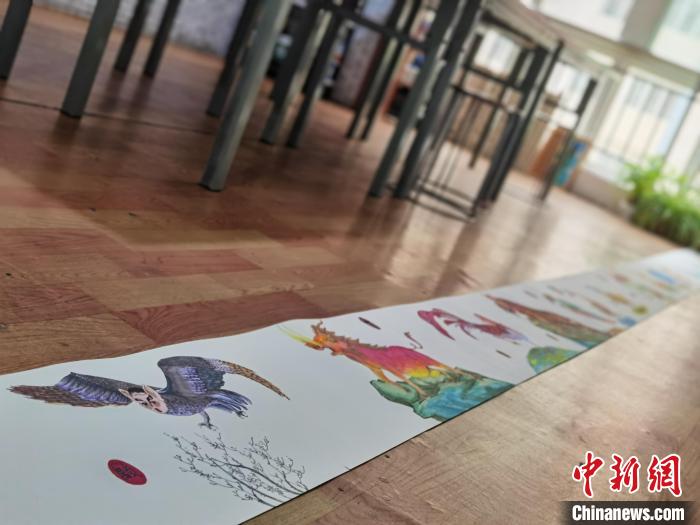 圖為邢天源繪畫的《山海經(jīng)》十米長卷?！钅?攝