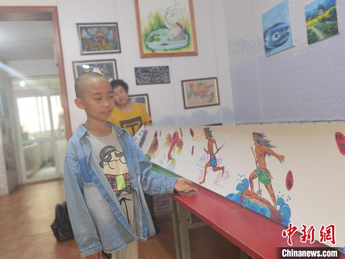 圖為邢天源講解大禹治水的故事?！钅?攝