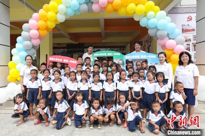 圖為大歹小學(xué)一年級新生班級合影?！■暮陚?攝