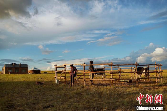 “中國(guó)內(nèi)地電影展2021”將于9月17日起在港舉行，選映12部?jī)?nèi)地佳作。圖為影片《白云之下》劇照?！≈鬓k供圖