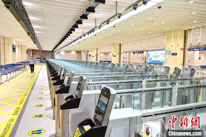 青茂口岸出入境大廳的合作查驗快捷通道?！￡愺K旻 攝