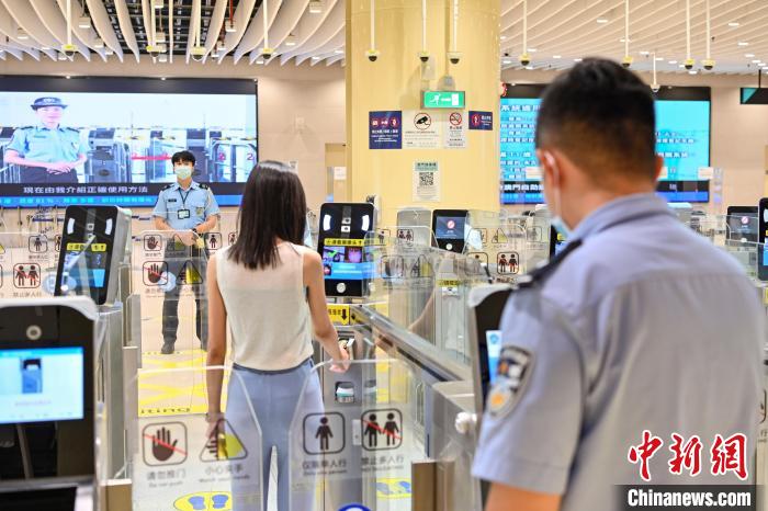 珠澳警察在開展全真實環(huán)境勤務(wù)組織和模擬通關(guān)實戰(zhàn)演練?！￡愺K旻 攝