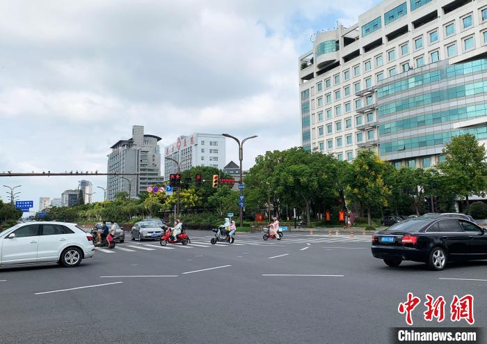 9月3日，揚(yáng)州主城區(qū)封控小區(qū)迎“解封”，路上行人和行駛的社會(huì)車(chē)輛明顯增多?！〈藜衙?攝