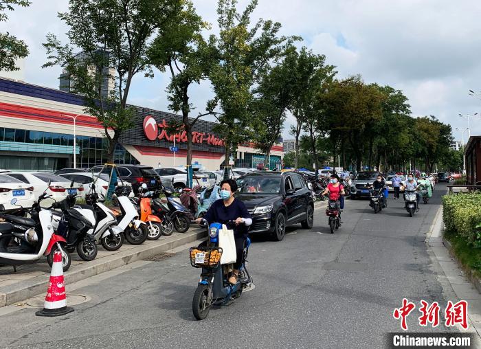 揚(yáng)州一超市門(mén)口的人行道也停滿(mǎn)了電動(dòng)車(chē)?！〈藜衙?攝