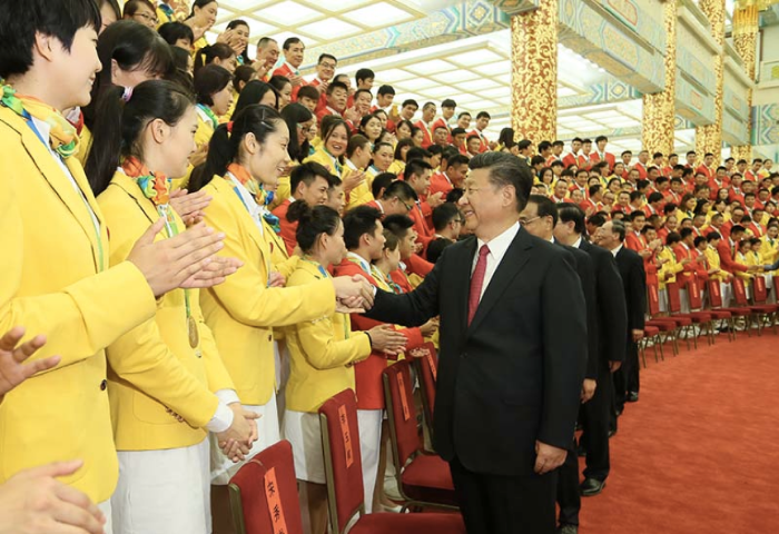 △習(xí)近平與第31屆奧林匹克運(yùn)動(dòng)會中國體育代表團(tuán)成員握手.png