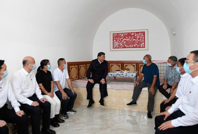 這是14日下午，習(xí)近平在綏德縣張家砭鎮(zhèn)郝家橋村，看望村民侯志榮一家。新華社記者 李學(xué)仁 攝.jpg