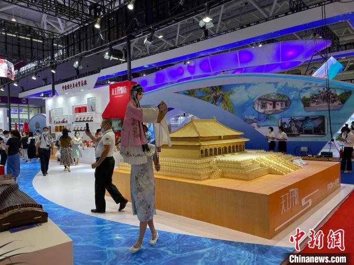 深圳文博會舉辦期間，各式各樣的文化活動陸續(xù)上演?！》絺ケ?攝