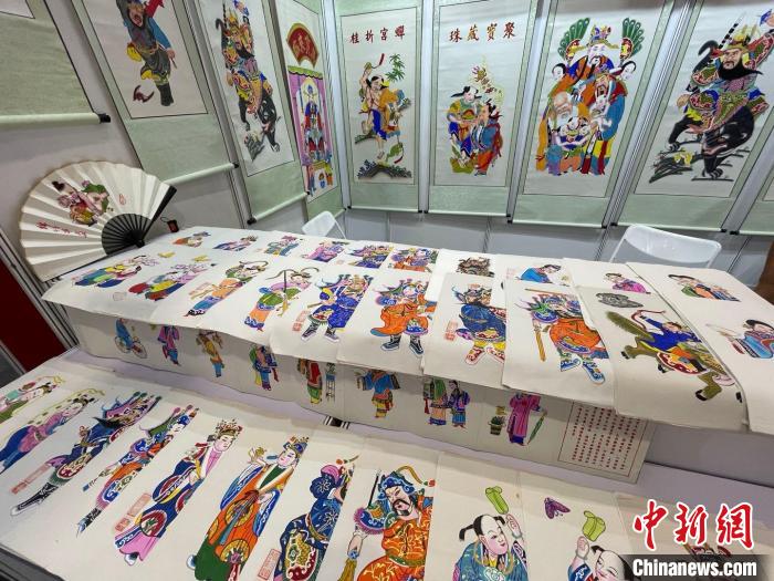 一幅幅極具特色的四川綿竹年畫躍然紙上，色彩鮮艷，變化多樣?！》絺ケ?攝