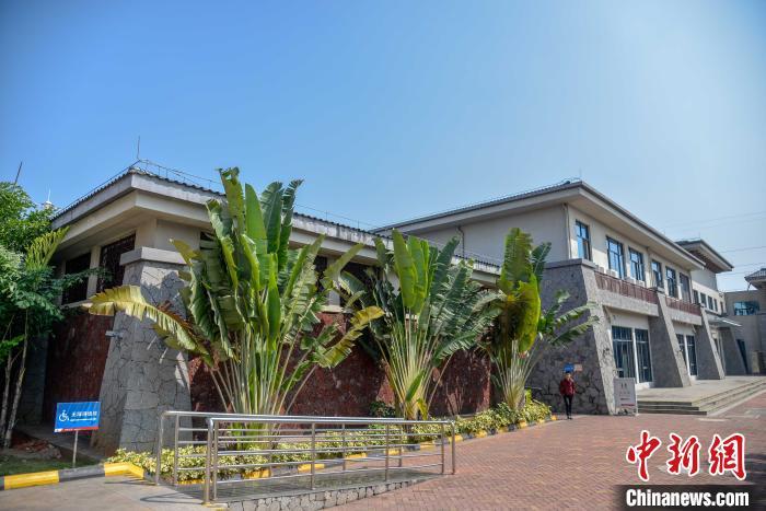 資料圖:海南東線高速一處服務(wù)區(qū)的公共廁所?!『閳?jiān)鵬 攝