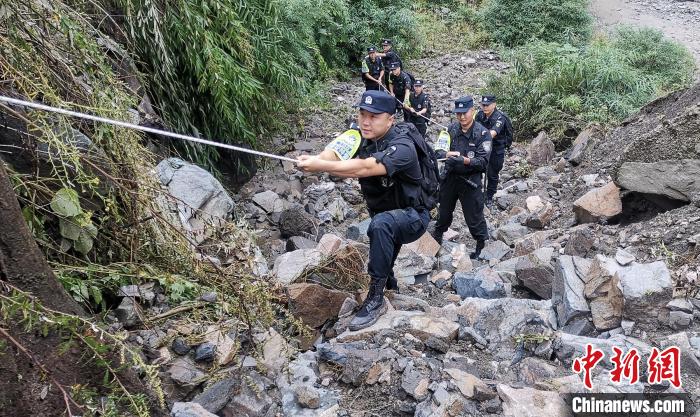 救援人員正在前往受災(zāi)現(xiàn)場(chǎng)開展救援工作?！∷拇☉?yīng)急供圖