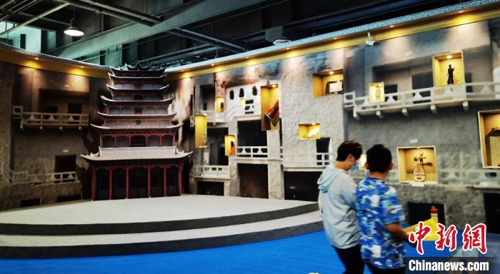 本次敦煌文博會還借助科技手段，復(fù)原“藏經(jīng)洞”場景，將莫高窟“搬進”展廳?！《∷?攝