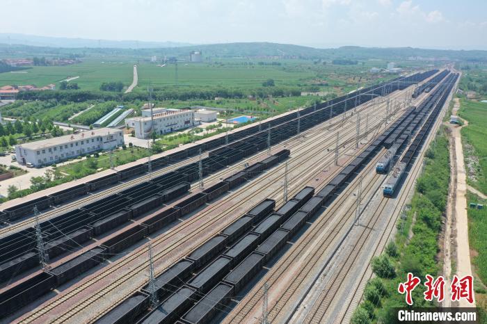 資料圖：一列列裝滿煤炭的貨物列車在等待發(fā)車?！⊥鯕J弘 攝