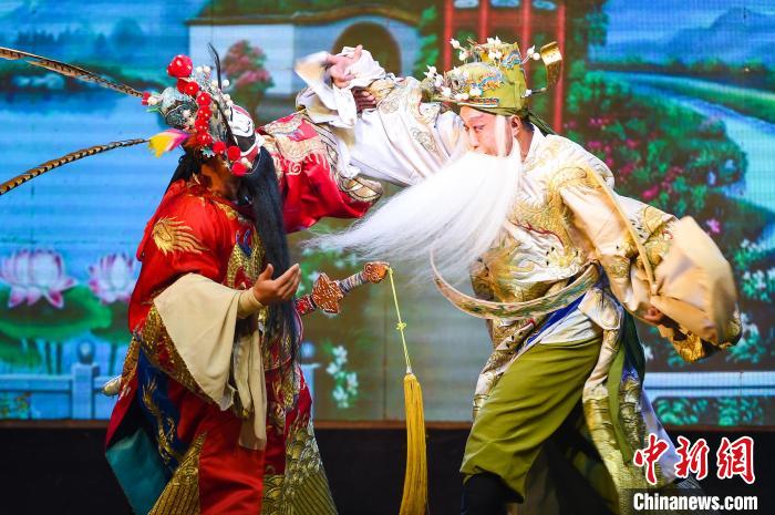 新絳縣蒲劇團(tuán)下鄉(xiāng)演出?！∥淇〗?攝