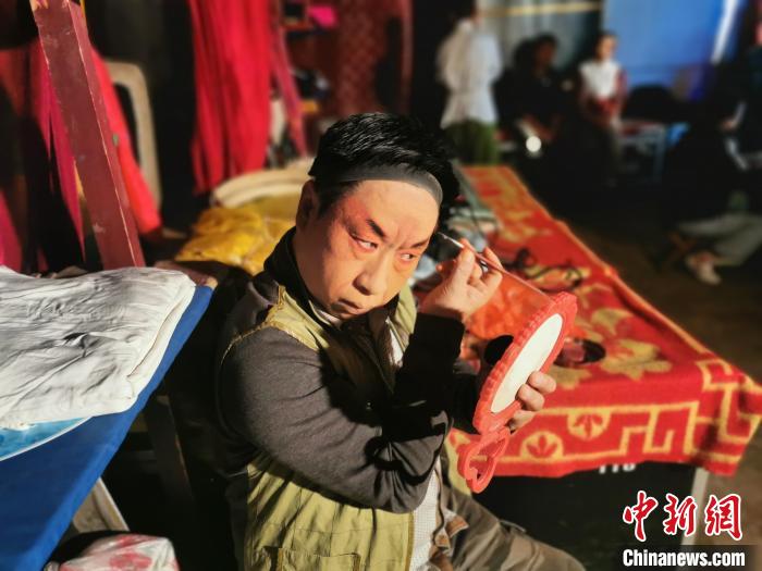 登臺(tái)前正在化妝的蒲劇演員?！「呷鸱?攝