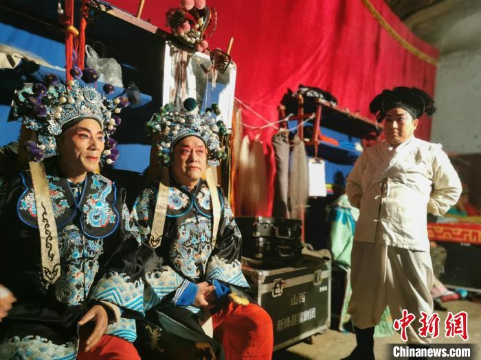 新絳縣蒲劇團(tuán)下鄉(xiāng)演出后臺(tái)?！「呷鸱?攝