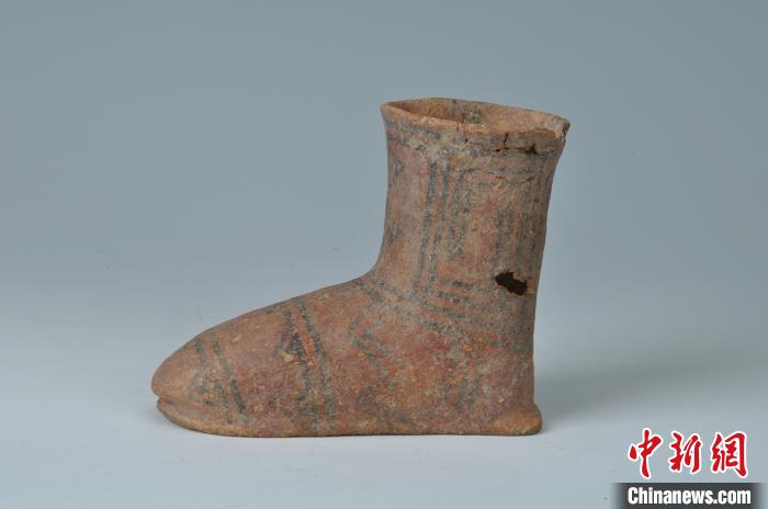 彩陶靴。青海省博物館供圖