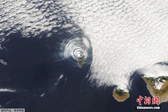 持續(xù)噴發(fā)！西班牙火山口附近出現(xiàn)同心云