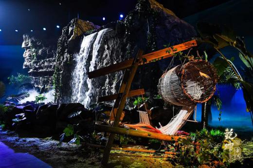 圖展山河盛景，服飾乾坤方儀――熊英|乾坤？方儀2022SS中國國際時裝周開幕大秀震撼上演