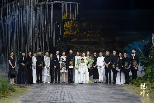 圖展山河盛景，服飾乾坤方儀――熊英|乾坤？方儀2022SS中國國際時裝周開幕大秀震撼上演