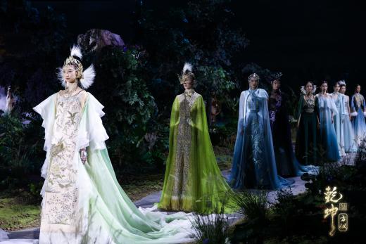 圖展山河盛景，服飾乾坤方儀――熊英|乾坤？方儀2022SS中國國際時裝周開幕大秀震撼上演