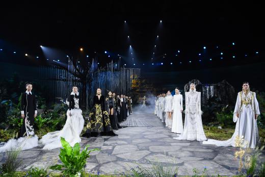 圖展山河盛景，服飾乾坤方儀――熊英|乾坤？方儀2022SS中國國際時裝周開幕大秀震撼上演