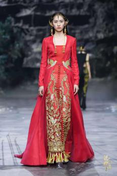 圖展山河盛景，服飾乾坤方儀――熊英|乾坤？方儀2022SS中國國際時裝周開幕大秀震撼上演