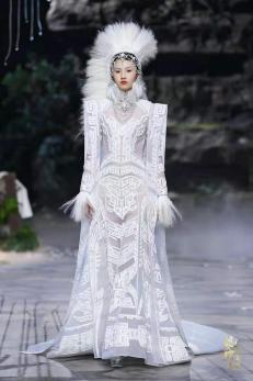 圖展山河盛景，服飾乾坤方儀――熊英|乾坤？方儀2022SS中國國際時裝周開幕大秀震撼上演