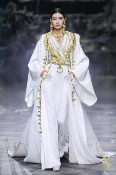 圖展山河盛景，服飾乾坤方儀――熊英|乾坤？方儀2022SS中國國際時裝周開幕大秀震撼上演