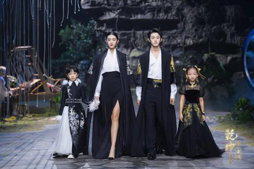 圖展山河盛景，服飾乾坤方儀――熊英|乾坤？方儀2022SS中國國際時裝周開幕大秀震撼上演