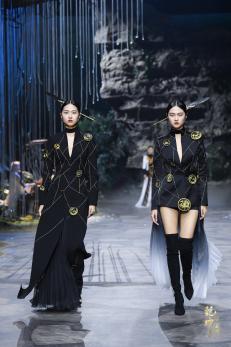 圖展山河盛景，服飾乾坤方儀――熊英|乾坤？方儀2022SS中國國際時裝周開幕大秀震撼上演