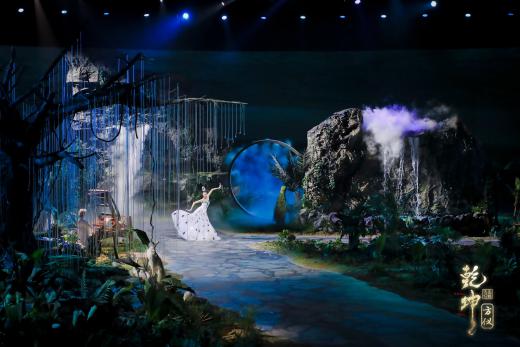 圖展山河盛景，服飾乾坤方儀――熊英|乾坤？方儀2022SS中國國際時裝周開幕大秀震撼上演