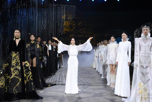 圖展山河盛景，服飾乾坤方儀――熊英|乾坤？方儀2022SS中國國際時裝周開幕大秀震撼上演