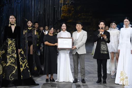 圖展山河盛景，服飾乾坤方儀――熊英|乾坤？方儀2022SS中國國際時裝周開幕大秀震撼上演