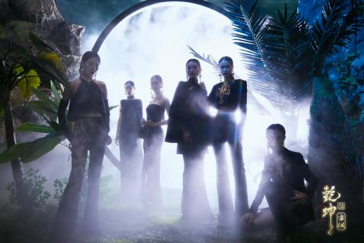 圖展山河盛景，服飾乾坤方儀――熊英|乾坤？方儀2022SS中國國際時裝周開幕大秀震撼上演