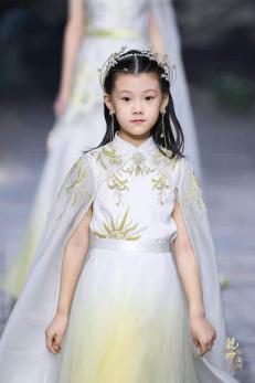 圖展山河盛景，服飾乾坤方儀――熊英|乾坤？方儀2022SS中國國際時裝周開幕大秀震撼上演