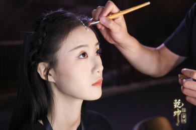 圖展山河盛景，服飾乾坤方儀――熊英|乾坤？方儀2022SS中國國際時裝周開幕大秀震撼上演