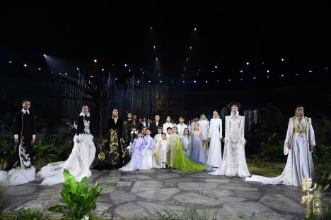 圖展山河盛景，服飾乾坤方儀――熊英|乾坤？方儀2022SS中國國際時裝周開幕大秀震撼上演