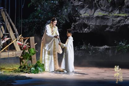 圖展山河盛景，服飾乾坤方儀――熊英|乾坤？方儀2022SS中國國際時裝周開幕大秀震撼上演