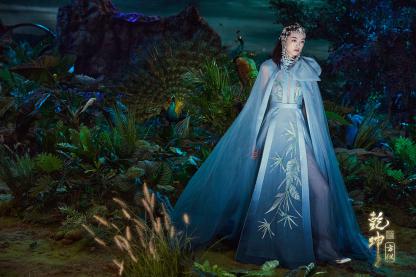 圖展山河盛景，服飾乾坤方儀――熊英|乾坤？方儀2022SS中國國際時裝周開幕大秀震撼上演