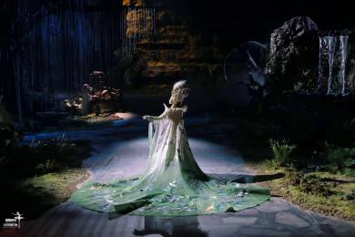 圖展山河盛景，服飾乾坤方儀――熊英|乾坤？方儀2022SS中國國際時裝周開幕大秀震撼上演