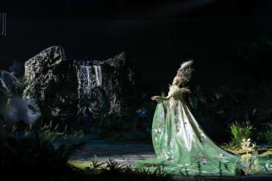 圖展山河盛景，服飾乾坤方儀――熊英|乾坤？方儀2022SS中國國際時裝周開幕大秀震撼上演