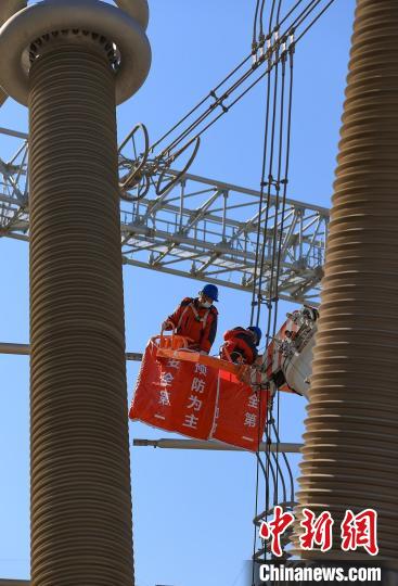 檢修人員在昌吉換流站第三大組交流濾波器場檢修設(shè)備?！埨?攝