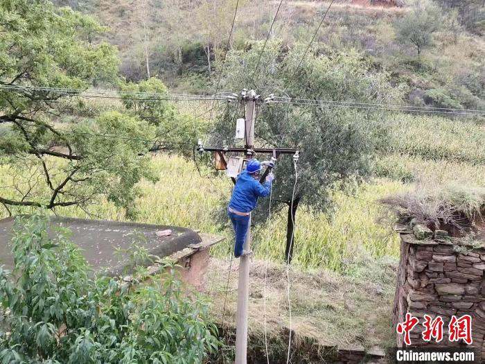 甘魚村搶修現(xiàn)場。　王貴東 攝