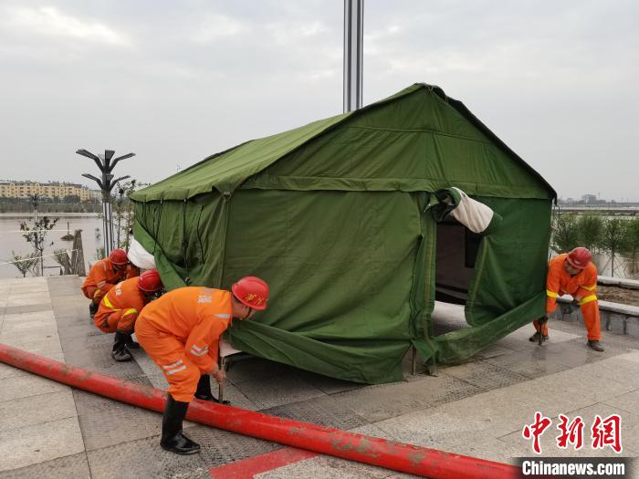 救援人員現(xiàn)場作業(yè)。　華陽集團(tuán)供圖